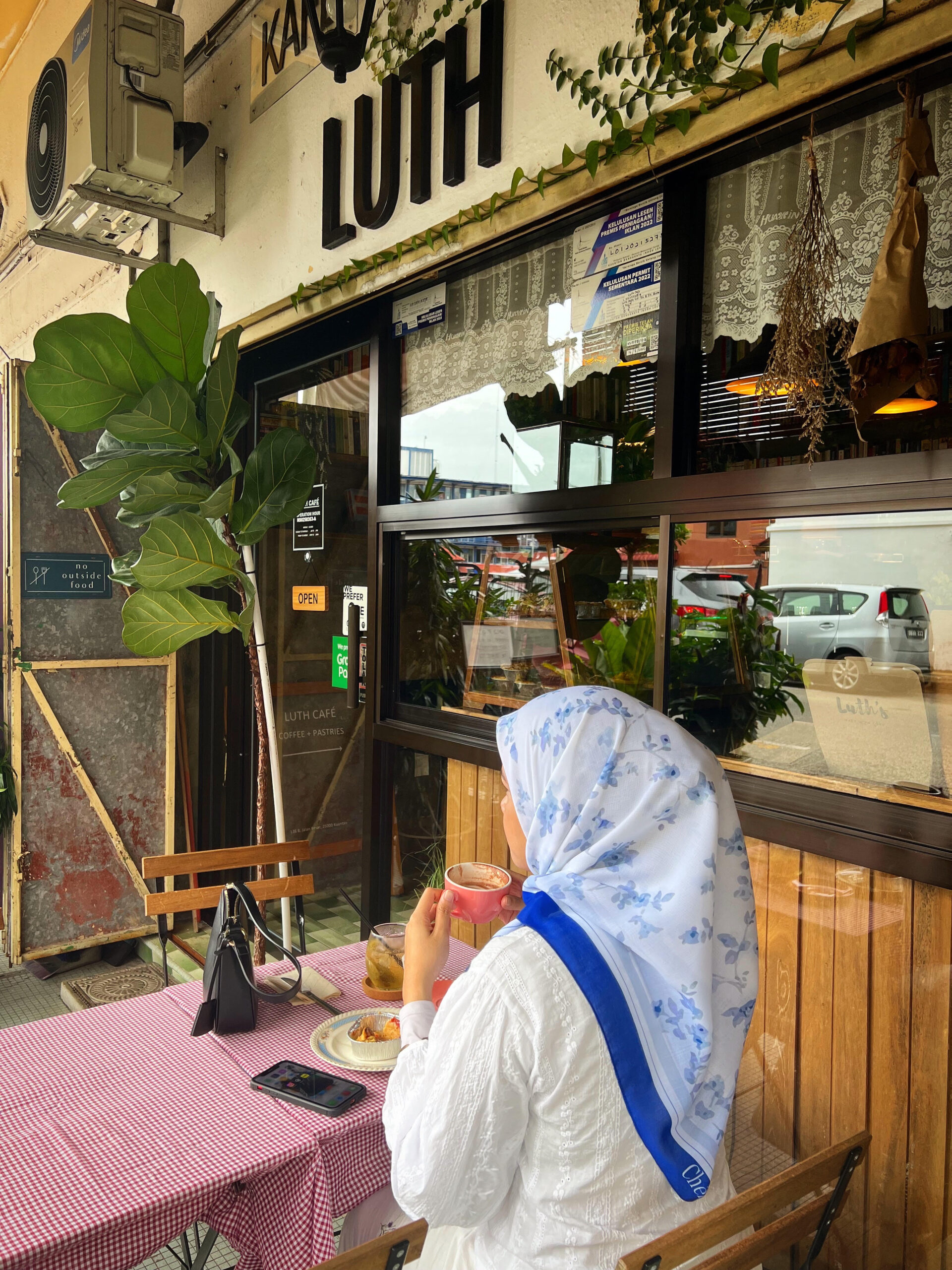 Enchanting Che'l in Flower Talk - Image 2