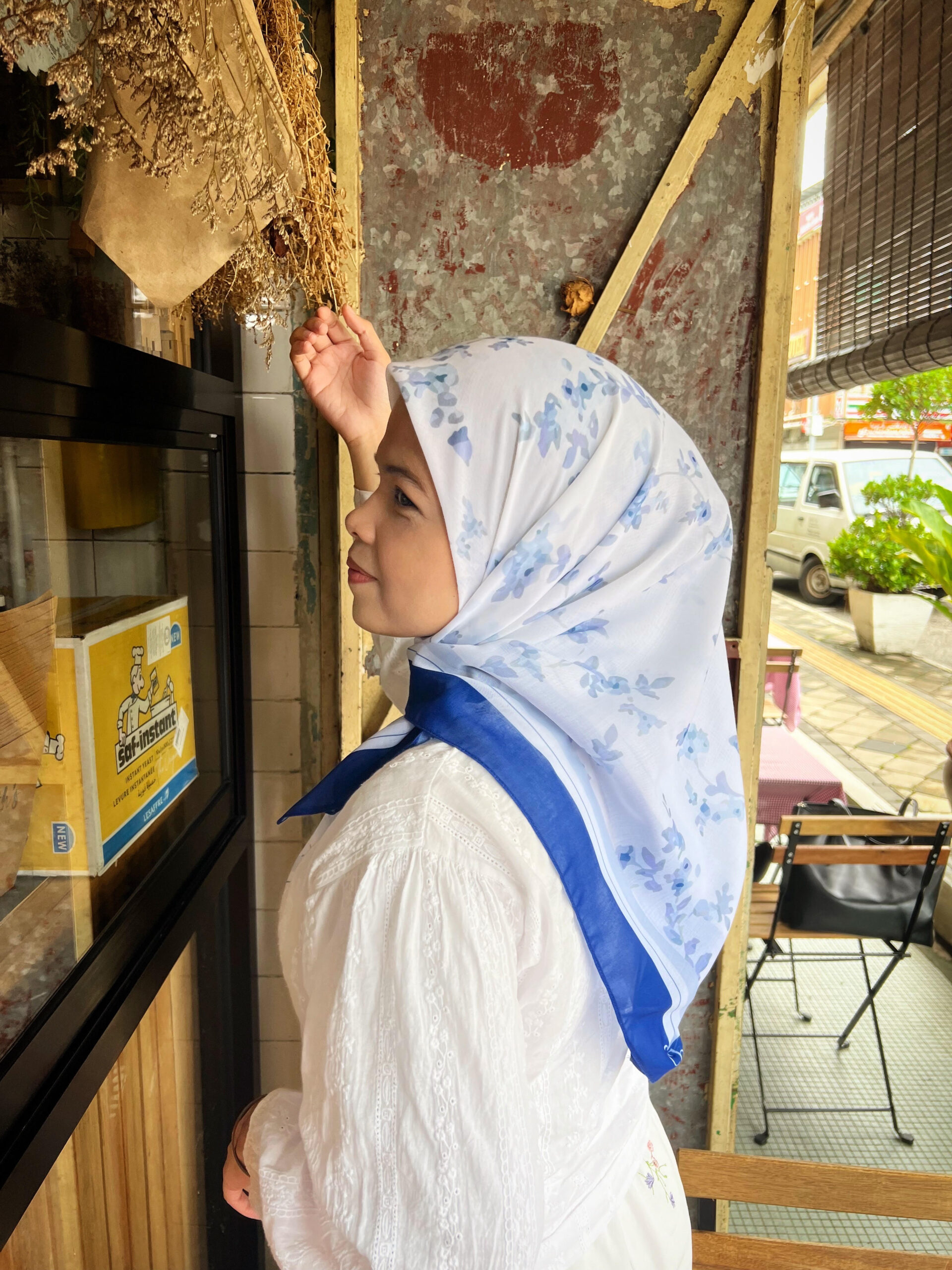 Enchanting Che'l in Flower Talk