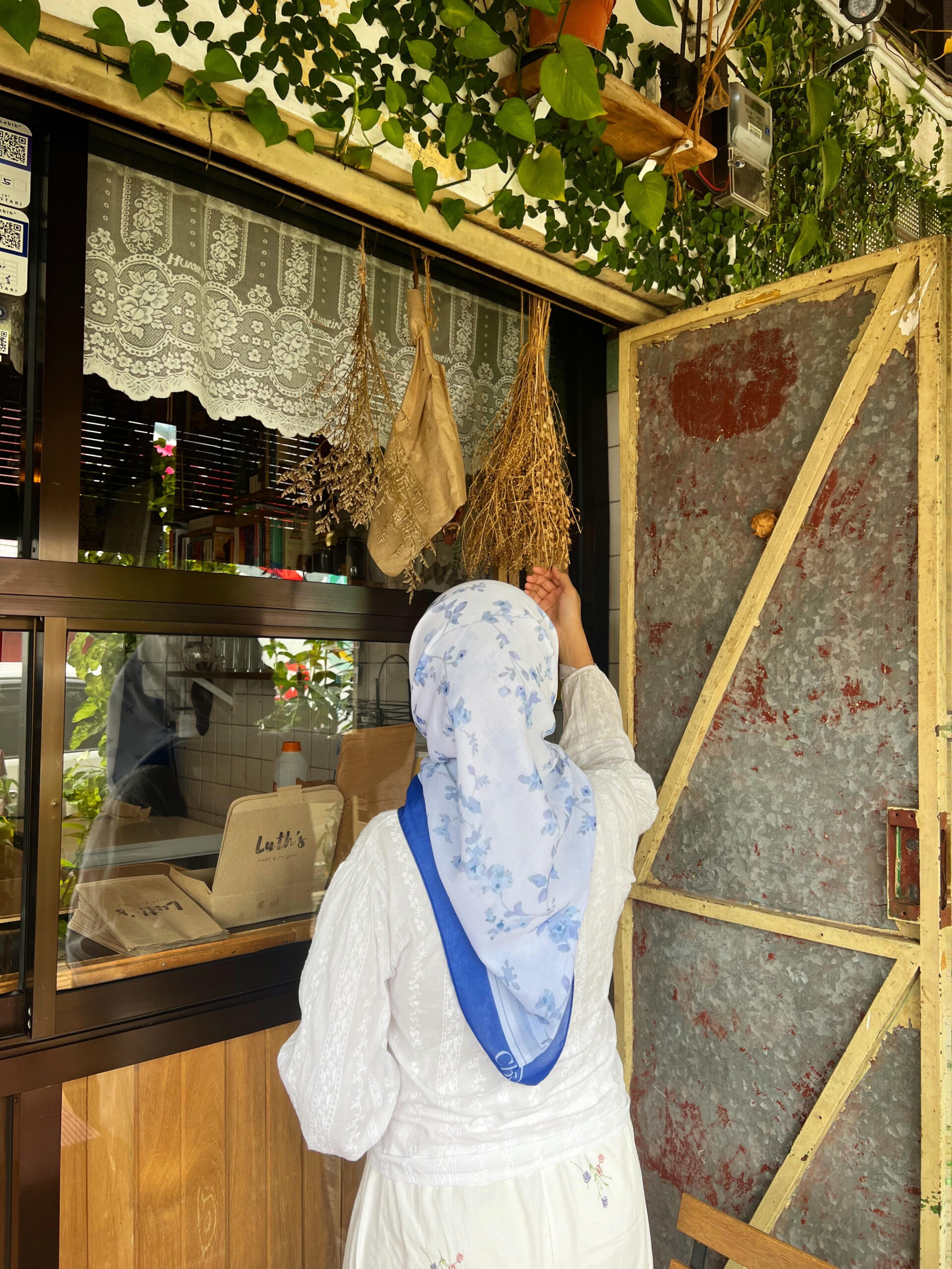 Enchanting Che'l in Flower Talk - Image 3